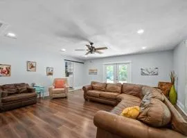 Peaceful Fairhope Retreat-Large home on 1 acre lot