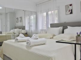 Bright and Peaceful Apartment near Varkiza beach，位于瓦尔基扎的酒店