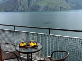 Appartamento vista Lago Riva di Solto，位于里瓦迪索尔托的酒店