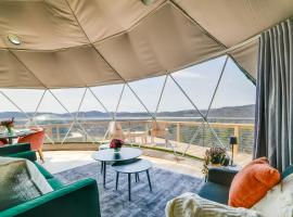 The Bear Dome with Barrel Hot Tub in Franklin!，位于Franklin的酒店