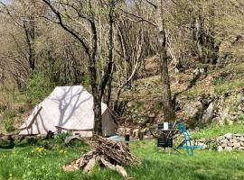 Grande Tente Tipi en pleine forêt，位于Burzet的豪华帐篷