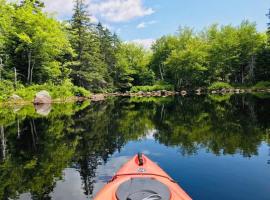 Bike, Hike, Relax -Cozy Stay by BLT & Bluff Trail，位于Timberlea的酒店