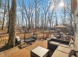 Home in Bushkill Saw Creek Poconos area，位于Saw Creek的酒店