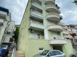 Quiet Studio Bečići Garage available 5 e per day