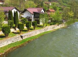 holiday home RIVER HOUSE，位于亚伊采的酒店