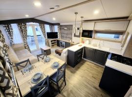 Luxury 3 Bedroom Holiday Home，位于马盖特的豪华帐篷营地