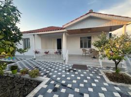 House，位于费里的酒店