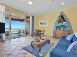 Absolute Beachfront l Couples Getaway，位于Blue Bay 的酒店