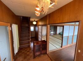 ぶどう畑に囲まれた貸切宿 バーベキュー可能 白百合醸造から徒歩すぐ"Vineyard Vista" Vacation rental BBQ permitted short walk from Winery，位于山梨市的酒店