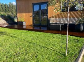 Tiny home with mountain and orchard views，位于克伦威尔的小屋