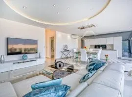 Luxury Penthouse in Swieqi with In and Outdoor Pool
