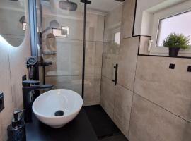 Tiny House am See Dillich - Hunde willkommen - Eigener eingez&auml;unter Garten - Ruhige Lage - Klima，位于Borken的小屋