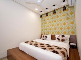 Hotel Pearl Villa，位于艾哈迈达巴德萨达尔·瓦拉巴伊·帕特尔国际机场 - AMD附近的酒店