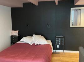 Beau studio confortable pour 2 personnes Studio Roz，位于Saint-Thurien的酒店
