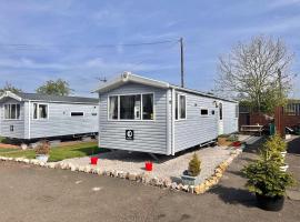 Swift 3-Bedroom Caravan Located in Uddingston, Glasgow at Maryville Caravan Site，位于阿丁斯顿的酒店