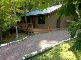 Secluded Waterfront Cabin Rental on Lake Superior near Red Cliff, Wisconsin，位于贝菲尔德的酒店