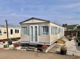 2 Bedroom Caravan Located in Uddingston, Glasgow at Maryville Caravan Site，位于阿丁斯顿的酒店
