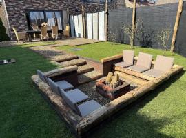 House with garden, fireplace and hot tub，位于金洛伊的酒店