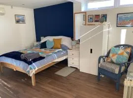 Self-contained cosy garden room Seven Sisters