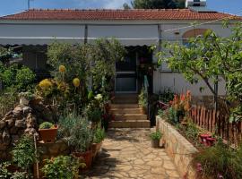 Δωμάτιο με λουτρό σε εξοχικό σπίτι Ραφήνα，位于拉斐那的酒店