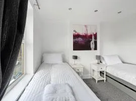 NEW 3 Bed House Sleeps 8 Ideal for Groups, Families & Contractors - Garden & Driveway - Central Location - Amaya 10