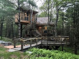 Eco-Friendly, Abstract Treehouse Surrounded by Wildlife and Hiking Trails For a Special Getaway in Sparrow Bush, New York，位于Sparrow Bush的酒店