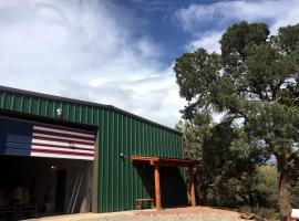 Unique and Peaceful Glamping Accommodation with Hiking Access in Sedona, Arizona，位于塞多纳的酒店