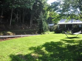 Charming Mountain Cabin on Idyllic Farmland near West Jefferson, North Carolina，位于Jefferson的酒店