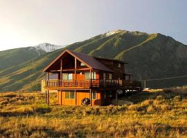 Magnificent Log Cabin with Mountain Views near Yellowstone National Park, Montana，位于Cameron的酒店