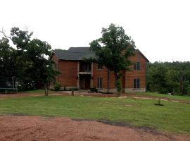 Spacious and Secluded Luxury Rental Overlooking a Glittering Private Lake in Konawa, Oklahoma，位于艾达的酒店