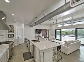 Incredible Texas Ranch Getaway with a Saltwater Pool，位于布朗伍德的酒店