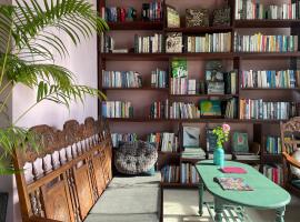 Here Library - A wooden home by the river with a library，位于Thốt Nốt的酒店