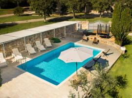 Apartments with Pool Villa Fjord，位于坎法奈尔的酒店