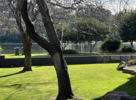 Waterfront 2-bedroom apartment with WiFi, AC in Lakes Entrance，位于莱克斯恩特伦斯的酒店