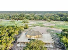 Rest and Recharge at this Wonderful Glamping Destination in Burnet, Texas，位于Burnet的酒店