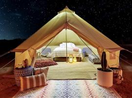 Unique Joshua Tree Glamping Retreat with Pool Ideal for Adventurous Getaways in California，位于约书亚树的酒店