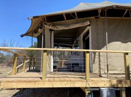 Fully-Equipped Safari Tent Rental in Burnet for Luxury Glamping in Texas，位于Burnet的酒店