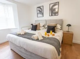 Comfortable 2 Bedroom Bedford Apt, Near Milton Keynes, Extended Stay Deals, Workers & Families