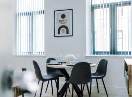 Luxury Modern Bradford City Centre Apartment with Free Parking，位于布雷得佛的酒店