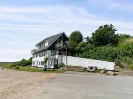 2 Bedroom Stunning Home In Øster Assels