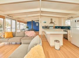 The Blue House - 200m from Point Roadknight Beach，位于安吉西的酒店