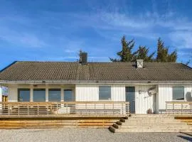 5 Bedroom Beach Front Home In Kverva