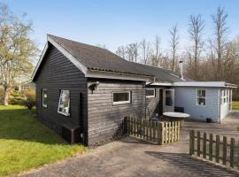 3 Bedroom Beautiful Home In Allingåbro，位于Allingåbro的酒店