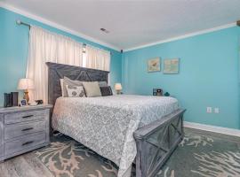 First floor, Little River Condo with Pool 3 miles from beach，位于利特尔里弗的酒店