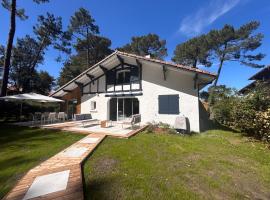 Magnifique Villa proche Golf & Centre d' Hossegor avec Jacuzzi，位于卡布勒通的酒店