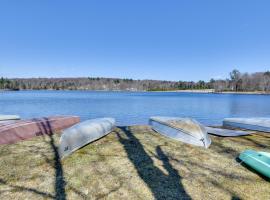 Shared Boat Launch Lake Retreat in Ellenville!，位于Ellenville的酒店