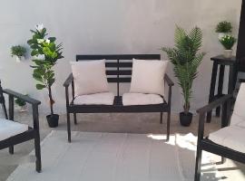 Spacious seaside house in Nea Makri，位于新马克立的酒店