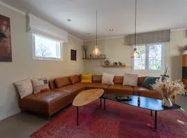 Modern Villa with Hot Tub, 6P