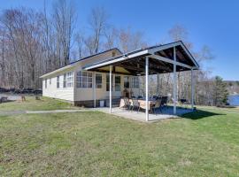 Kayaks and Canoes Lake-View Retreat in Ellenville!，位于Ellenville的酒店