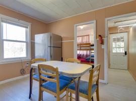 Shared Lake Access and Fire Pit Catskills Getaway!，位于Ellenville的酒店